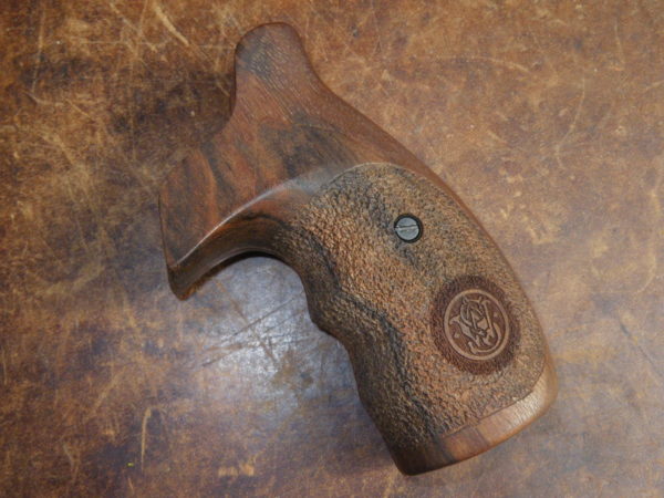 Plaquettes bois texturées + logo pour revolver S&W carcasse K/L Round Butt