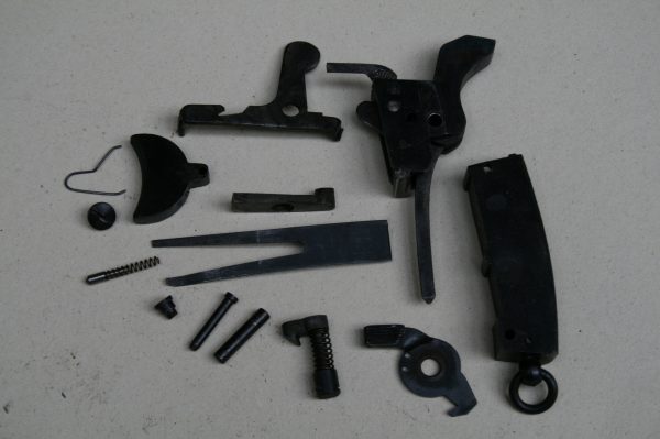 Lot de pièces d'occasion pour pistolet MAB mod R (cal 7,65 Browning)