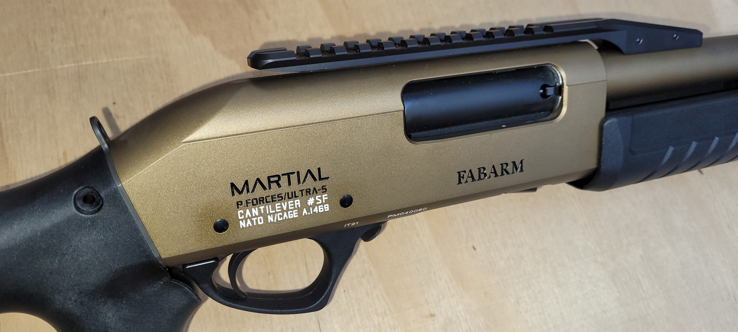 Pack fusil à pompe Fabarm Martial avec point rouge + lampe - Cal