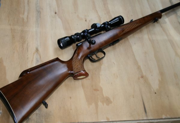 Carabine Anschutz modèle 1710 calibre 22LR avec lunette Tasco 3-9x40 (occasion)