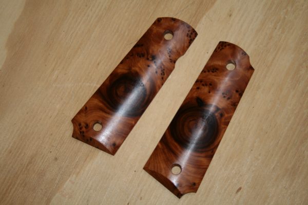 Plaquettes bois luxe lisse pour pistolet type Colt 1911 (003)